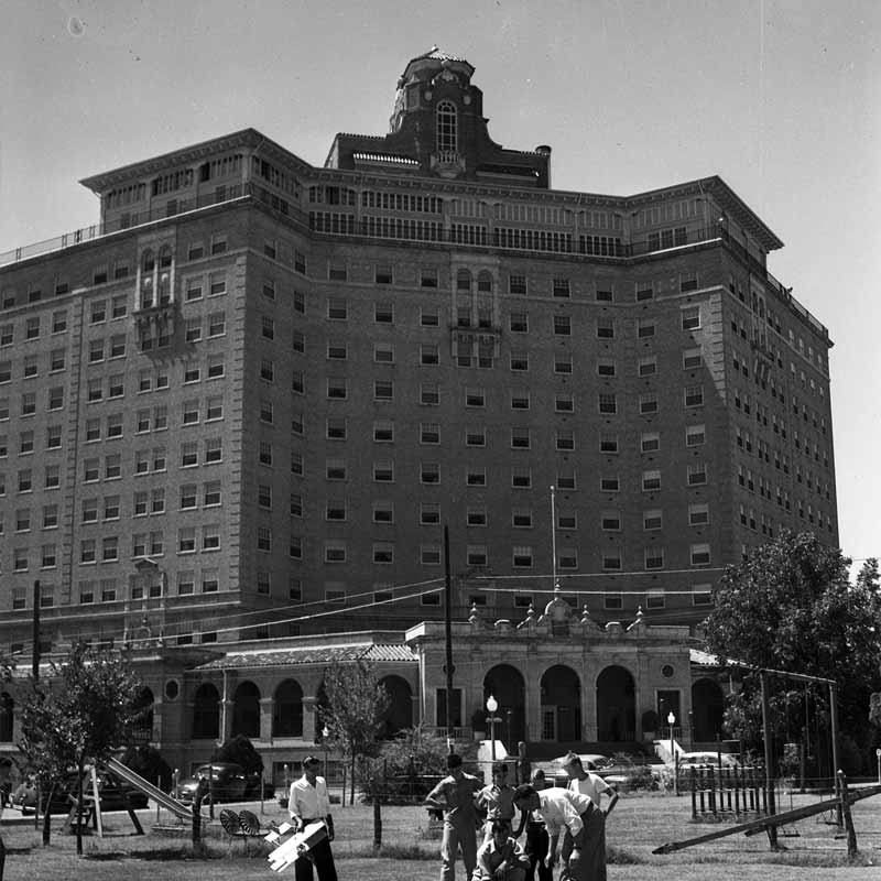 একাধিক সংবাদমাধ্যম সূত্রে খবর, হোটেল তৈরি করতে সেই আমলেই প্রায় ১০ কোটি টাকা খরচ হয়েছিল। ১৯২৯ সালে হোটেলটি জনসাধারণের জন্য খুলে দেওয়া হয়। হোটেলের অন্দরসজ্জা দেখে সকলের তাক লেগে যায়।