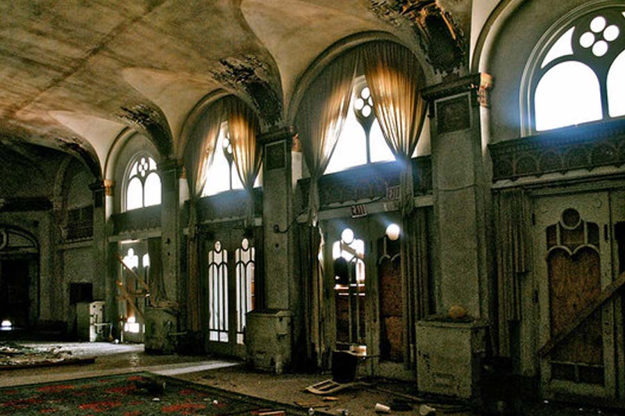 স্পা, সুইমিং পুল থেকে শুরু করে ১৪ তলার হোটেলে ছিল মোট ৪৫০টি ঘর। সেই ঘরগুলিও ছিল দেখার মতো। হোটেলে যে জল ব্যবহৃত হত তা নাকি ছিল গুণসমৃদ্ধ। অতিথিদের মুখে সেখানকার জলের প্রশংসাও ঘোরাফেরা করতে শুরু করে।