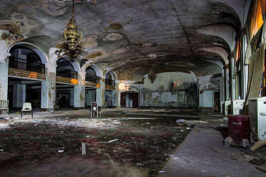 অতিথিরা বলতে শুরু করেন, হোটেলের জল খেলে নাকি শরীরে বল ফিরে পান তাঁরা। জলের টানেই সেখানে ধীরে ধীরে ভিড় জমাতে শুরু করেন বিভিন্ন প্রান্তের বাসিন্দারা। কিন্তু কয়েক বছর পরই ব্যবসা ডুবে যেতে থাকে।