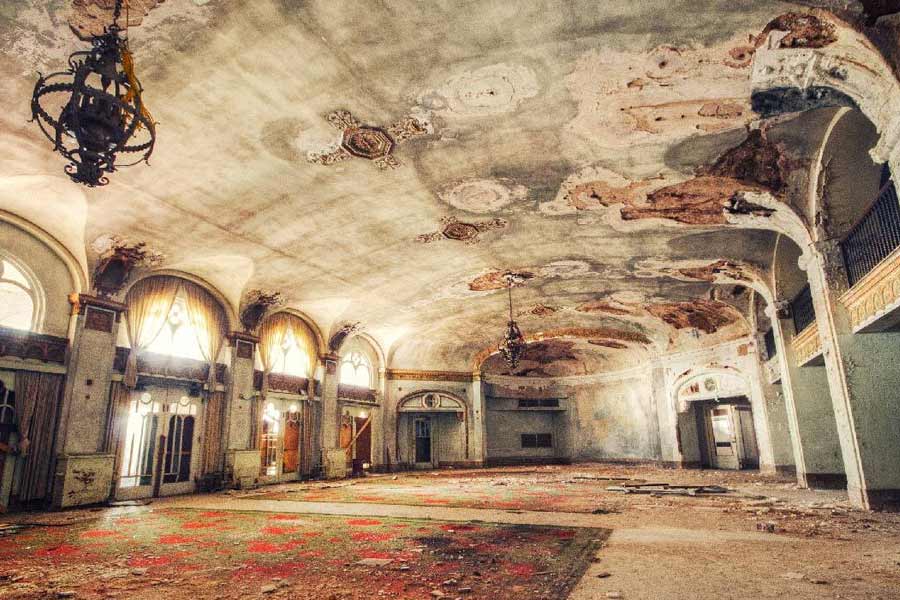 ১৯৩২ সালে হোটেলের মালিক সম্পূর্ণ দেউলিয়া হয়ে যান। শেয়ার বাজারের পতনের কারণে অর্থাভাবে ডুবে যান তিনি। তার পর থেকে শুরু হয় মালিকানায় বদল। একের পর এক মালিকের হাতবদল হতে থাকে হোটেলটি। তারই মাঝে হঠাৎ হোটেলটিকে ঘিরে ছড়ায় গুজব।