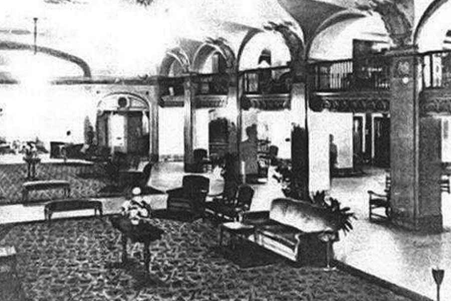 কানাঘুষো শোনা যায়, হোটেলের এক অতিথি নাকি বহু দিন মানসিক রোগে ভুগছিলেন। কিন্তু হোটেলে গিয়ে কিছু দিন কাটানোর পর সেখানকার জল পান করে সম্পূর্ণ সুস্থ হয়ে ওঠেন তিনি। হোটেলের জলেই নাকি আশ্চর্য গুণ।