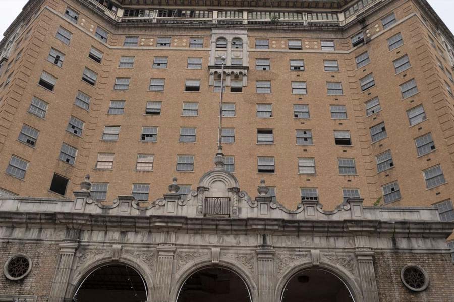 মানসিক রোগীদের পাশাপাশি হোটেলে থাকতেন অন্য অতিথিরাও। তবে এক দিকে যেমন জলের জন্য হোটেলটি জনপ্রিয় হয়ে ওঠে, অন্য দিকে হোটেলটির গায়ে ‘ভূতুড়ে’ তকমা লেগে যায়। অতিথিরা বলতে শুরু করেন যে, এই হোটেলে নাকি প্রেতাত্মার উপস্থিতি রয়েছে।