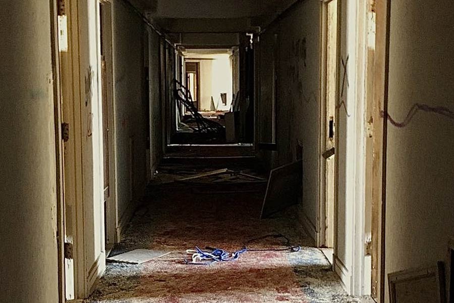 ঘরের মধ্যে বিশ্রাম নেওয়ার সময় নাকি হঠাৎ করে সারা ঘর উৎকট গন্ধে ভরে উঠত। বিশ্রী গন্ধে ঘরে টিকে থাকতে পারতেন না অতিথিরা। আবার কখনও ভেসে আসত ল্যাভেন্ডার ফুলের সুবাস। গন্ধগুলির উৎসস্থল হাজার চেষ্টা করেও খুঁজে পেতেন না অতিথিরা।