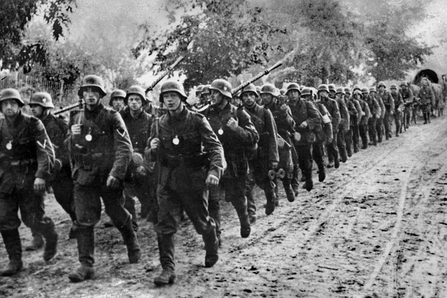 ধীরে ধীরে হোটেলে অতিথিদের যাতায়াত কমতে থাকে। দ্বিতীয় বিশ্বযুদ্ধের পর ১৯৪১ সালে হোটেলটি সেনাদের আবাসন হিসাবে ব্যবহৃত হতে থাকে। তিন বছর সেনারা হোটেলটি ব্যবহার করার পর তা বন্ধ হয়ে যায়।