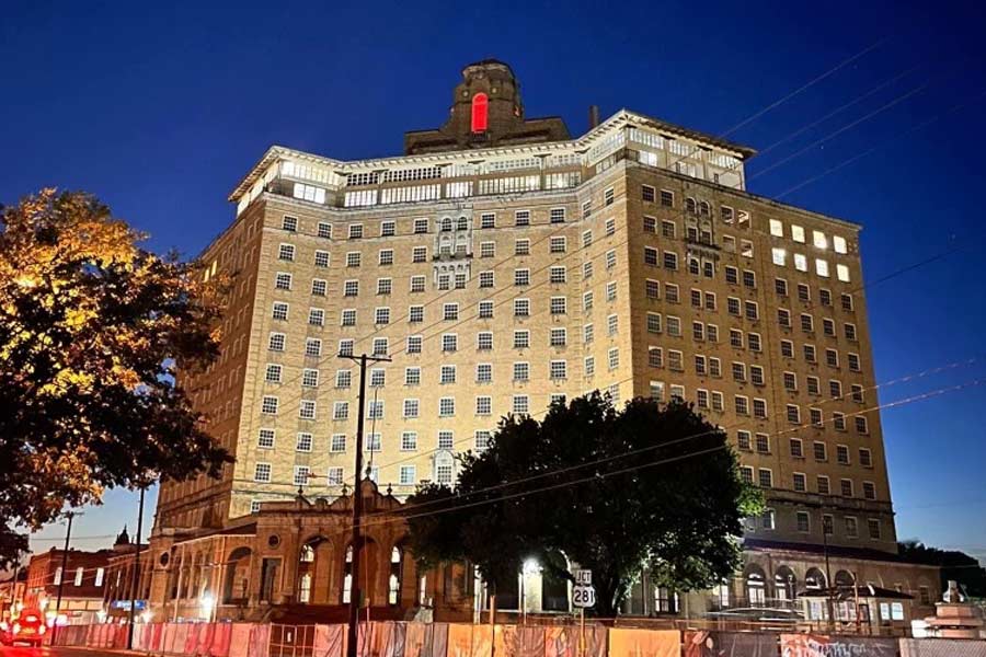 ১৯৬৩ সালে আবার নতুন করে হোটেল খোলা হয়। ১৯৭২ সাল পর্যন্ত চলার পর হোটেলটিতে সম্পূর্ণ ভাবে তালা লাগিয়ে দেওয়া হয়। স্থানীয় বাসিন্দারা দাবি করতে থাকেন, বেকার হোটেল বন্ধ হয়ে যাওয়ার পর সেখানে ‘প্রেতাত্মা’দের আনাগোনা বৃদ্ধি পেয়েছে।