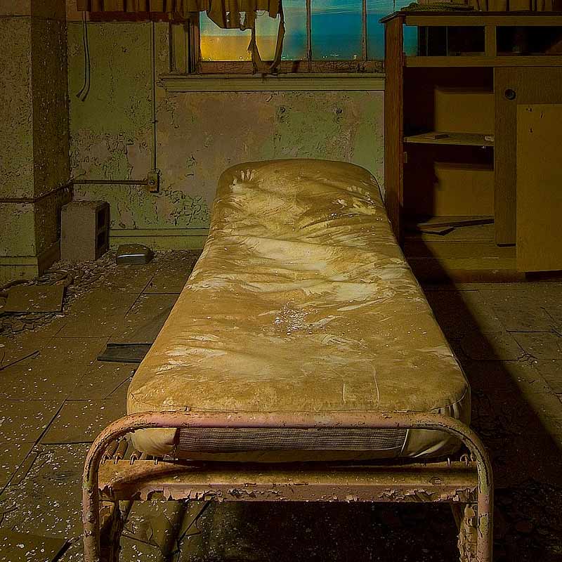 হোটেলে যে মানসিক রোগীরা থাকতেন, তাঁদের মধ্যে কেউ কেউ মারাও যেতেন। স্থানীয়দের একাংশের অনুমান, রোগীদের ‘অতৃপ্ত আত্মা’ এখনও হোটেলের ভিতর ঘোরাফেরা করছে।