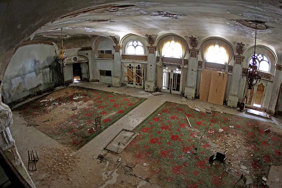 হোটেলের প্রথম মালিক টিডি বেকার এবং তাঁর স্ত্রী হোটেলের ভিতরেই থাকতেন। বেকার হোটেলে থাকাকালীন অবস্থাতেই নাকি তাঁদের মৃত্যু হয়। স্থানীয়দের অভিযোগ, প্রথম মালিক এবং তাঁর স্ত্রীর ‘প্রেতাত্মা’ এখনও হোটেলে তাণ্ডব চালায়।