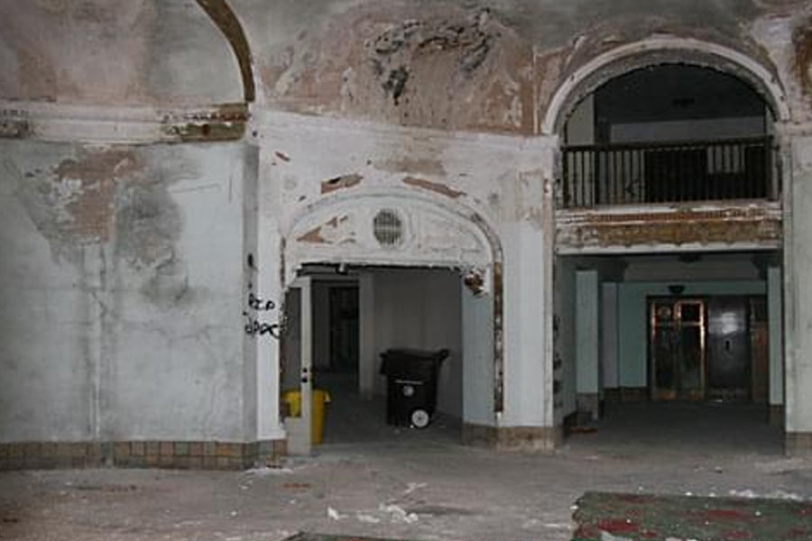 টেক্সাসের বুকে একটি ‘ভূতুড়ে’ হোটেল বহু বছর বন্ধ হয়ে পড়ে রয়েছে জেনে সেখানে ভিড় জমাতে থাকেন ‘অশরীরী শিকারি’দের দল। এমনকি ভূতের দেখা পাওয়ার উদ্দেশে সেখানে গভীর রাতে বহু ট্যুর গাইড ‘ঘোস্ট ওয়াক’-এর আয়োজন করে থাকেন।