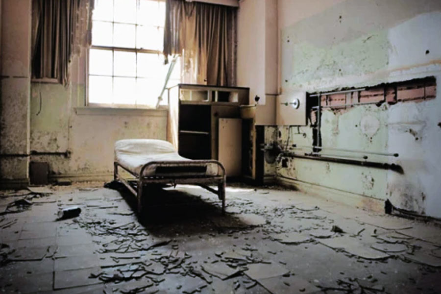 ট্যুর গাইডেরা নাকি হোটেলে প্রবেশ করার আগে মূল ফটকের কড়া নাড়েন। তাঁদের দাবি, টিডি বেকারের ‘আত্মা’ এখনও সেখানে রয়েছেন। তাঁর অনুমতি না নিয়ে হোটেলে প্রবেশ করলে ‘প্রেতাত্মা’দের ক্ষোভে পড়তে পারেন সকলে।