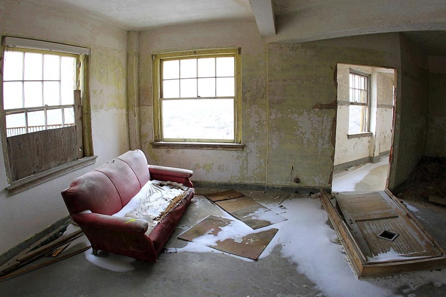 স্থানীয়েরা জানান, হোটেলের ১১ তলায় নিজের স্যুটে হঠাৎ মারা যান টিডি বেকার। স্বামীর মৃত্যু মেনে নিতে পারেননি বলে হোটেলের ৭ তলা থেকে ঝাঁপ দিয়ে মারা যান মালিকের স্ত্রীও।