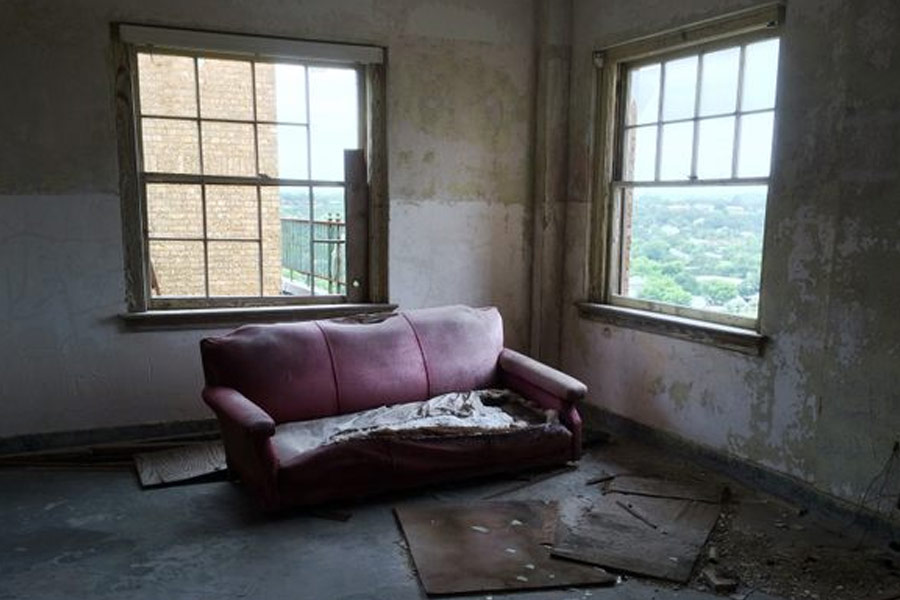 বন্ধ হোটেলে যাঁরা গভীর রাতে প্রবেশ করেন, তাঁরা নাকি গাউন পরা এক সুন্দরী মহিলাকে দেখতে পান। ল্যাভেন্ডার ফুলের গন্ধও নাকি তাঁদের নাকে ভেসে আসে। তাঁদের অনুমান, ওই মহিলা টিডি বেকারের স্ত্রী। তিনি ল্যাভেন্ডারের সুগন্ধি ব্যবহার করতেন বলে আচমকা ঘরে ফুলের গন্ধ ভেসে ওঠে।