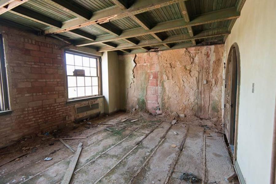 ‘অশরীরী শিকারি’দের দাবি, বর্তমানে কোনও পুরুষ হোটেলে প্রবেশ করলে তাঁরা সব সময় অদৃশ্য কোনও কিছুর উপস্থিতি টের পান। নরম হাতের আলতো স্পর্শও নাকি অনুভব করেছেন একাধিক পুরুষ। তাঁদের দাবি, টিডি বেকারের স্ত্রীর ‘প্রেতাত্মা’ নাকি পুরুষদের ভয় দেখানোর চেষ্টা করে।