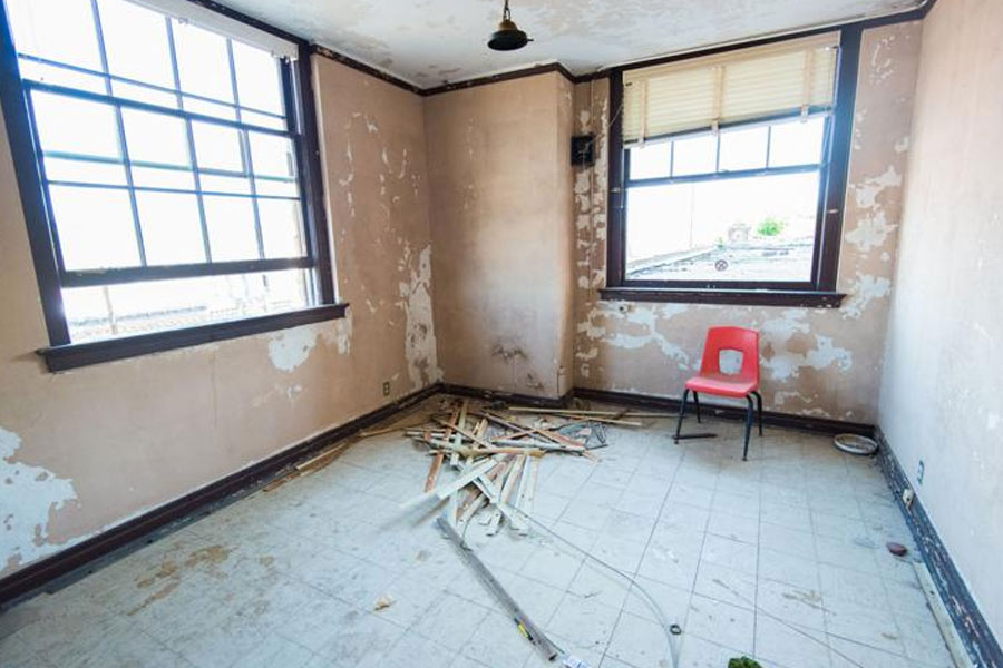 এক এক সময় হোটেলের ভিতর থেকে কাচের ভাঙা টুকরোও পাওয়া যায়। কাচের গায়ে লেগে থাকে লাল লিপস্টিকের দাগ। একাংশের দাবি, এ-ও নাকি মালিকের স্ত্রীর ‘প্রেতাত্মা’র কারসাজি।