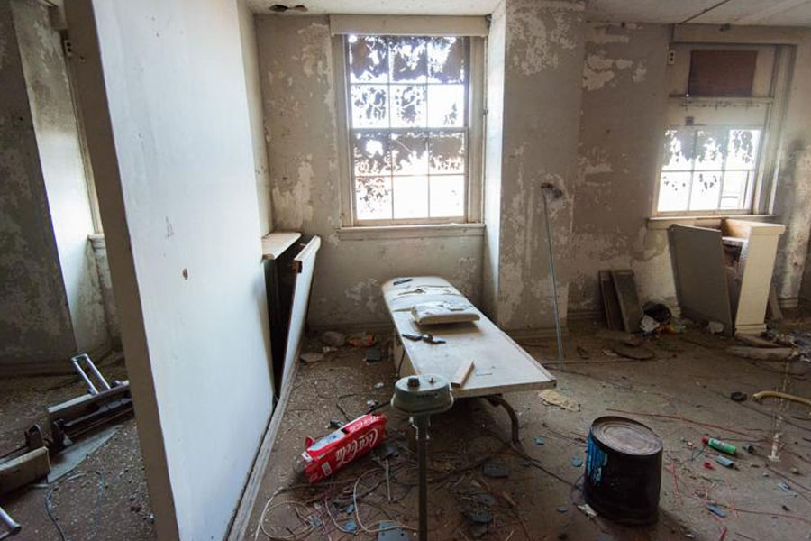 বেকার হোটেলে এমন বহু মানসিক রোগী যেতেন, যাঁরা সুস্থ হওয়ার আশায় দিনের পর দিন সেখানে কাটিয়েছেন। তাঁরা ভেবেছিলেন, জল পান করেই রোগ সারিয়ে তুলবেন। উপযুক্ত চিকিৎসার অভাবে হোটেলেই প্রাণ ত্যাগ করেন একাধিক রোগী।