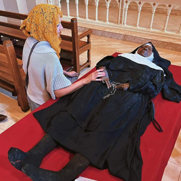 কফিন স্থানান্তর করা হবে বলে গির্জার অন্য সন্ন্যাসিনীদের কফিন খোলার নির্দেশ দেওয়া হয়। নির্দেশ মতো নির্দিষ্ট জায়গার মাটি খোঁড়ার পর উইলহেলমিনার কফিন বার করে আনা হয়।