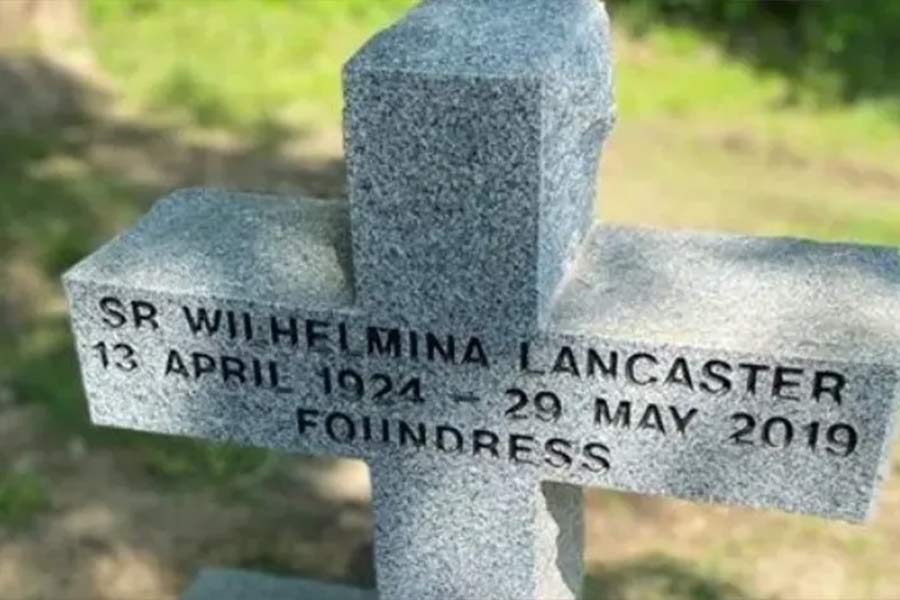 উইলহেলমিনার কফিন ঘিরে দাঁড়িয়ে পড়েন গির্জার সন্ন্যাসিনীরা। স্বাভাবিক ভাবে তাঁরা আশা করেছিলেন, কফিনের ভিতরে থাকা দেহ এত বছর বন্দি থাকার ফলে ক্ষয়প্রাপ্ত হয়েছে।