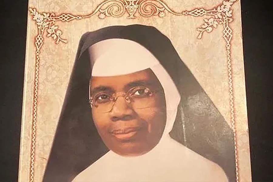 সন্ন্যাসিনীর দাবি, চোখের পাতা থেকে চুল, ভ্রু, ঠোঁট, নাক কোনও কিছুই ক্ষয় হয়নি উইলহেলমিনার। তিনি বলেন, ‘‘উইলহেলমিনাকে দেখে মনে হচ্ছিল, তিনি আমাদের দিকে তাকিয়ে হাসছেন।’’