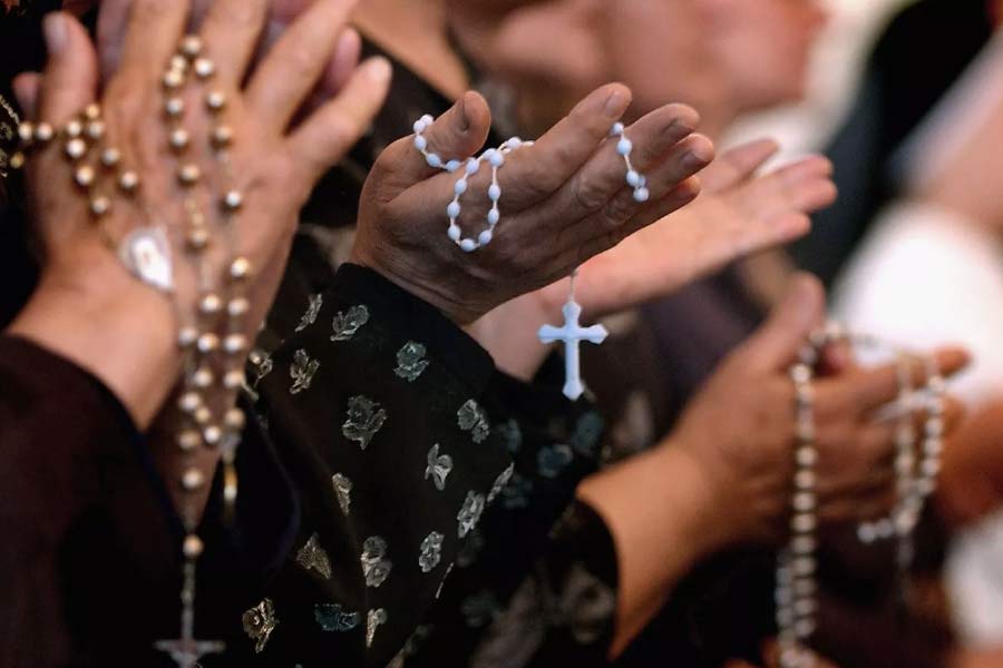 আপাতত গির্জার মধ্যে এক জায়গায় রাখা হয়েছে উইলহেলমিনার কফিন। তাঁর দেহ দেখতে দলে দলে গির্জায় ভিড় জমাচ্ছেন শহরের লোকেরা।