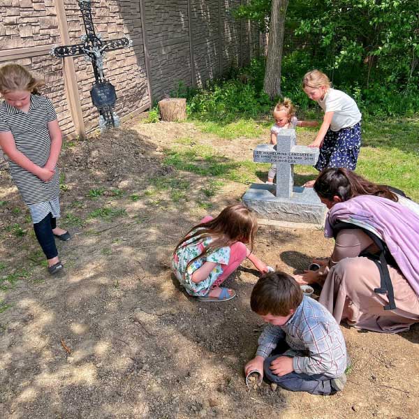 গির্জার তরফে কফিনের কাছে একটি নির্দেশিকায় লেখা রয়েছে, ‘‘সিস্টারের দেহ সাবধানে স্পর্শ করবেন। বিশেষ করে তাঁর পা ছোঁয়ার সময় সতর্ক থাকুন।’’