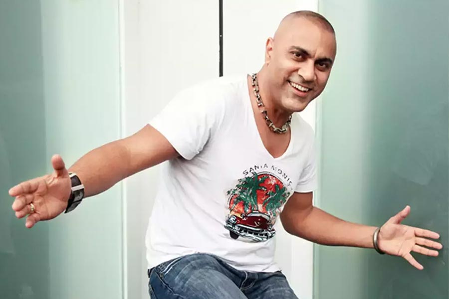 কিন্তু পরিবারের ইচ্ছাপূরণ করতে ইঞ্জিনিয়ারিং নিয়ে পড়াশোনা করেন বাবা। কলেজের পড়াশোনা শেষ করার পর দিল্লিতে চাকরিও পেয়ে যান তিনি।