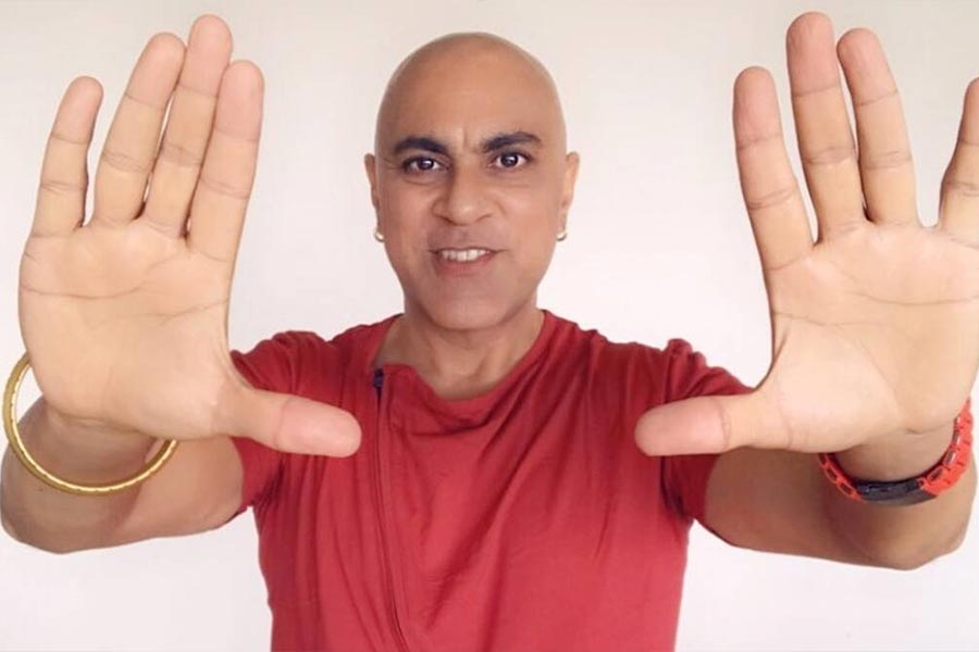 পুত্র চাকরি পেয়েছে সেই আনন্দে পেনশনের টাকা দিয়ে পুত্রকে একটি গাড়ি কিনে দেন বাবা সেহগলের বাবা। কিন্তু চাকরিতে মন টেকেনি বাবার। বাড়িতে জানান, মুম্বইয়ে গিয়ে গানবাজনা নিয়ে কেরিয়ার গড়তে চান তিনি।