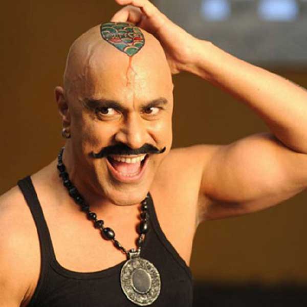 উপহারে পাওয়া গাড়ি চালিয়ে দিল্লি থেকে মুম্বই পাড়ি দেন বাবা। ইঞ্জিনিয়ারের চাকরিও ছেড়ে দেন তিনি। মুম্বইয়ে বাবার এক বন্ধু সঙ্গীত প্রযোজনা সংস্থার সঙ্গে যুক্ত ছিলেন। বন্ধুর সাহায্যে গানের দু’টি অ্যালবাম বার করেন বাবা।