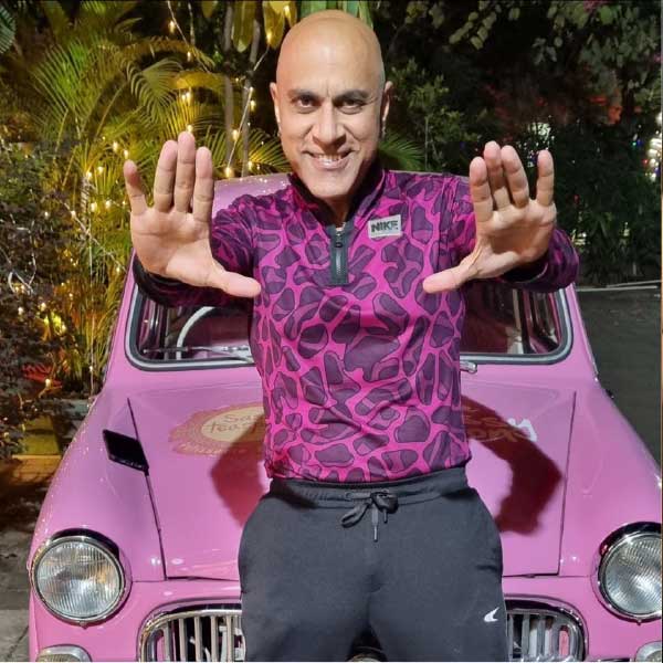 নব্বইয়ের দশকে যখন রোম্যান্টিক ঘরানার গানের চল উঠেছিল, সেই সময় বাবা তাঁর র‌্যাপ গানের অ্যালবাম নিয়ে আসেন। দু’টি অ্যালবামই ব্যবসা করতে ব্যর্থ হয়। চাপ বৃদ্ধি পেতে থাকে বাড়ি ফিরে যাওয়ার জন্য। এই সব ঘটনায় মুষড়ে পড়েছিলেন তিনি।