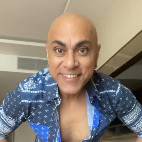 মুম্বইয়ে এক বন্ধুর বাড়িতে ছিলেন বাবা। সেখানে হঠাৎ টিভির পর্দায় বিজ্ঞাপনের নেপথ্যসঙ্গীত শুনে বাবার মাথায় দারুণ পরিকল্পনা আসে। নতুন একটি গান লিখে ফেলেন তিনি। তার পর বন্ধুর স্টুডিয়োতে গিয়ে সেই গান শোনান।