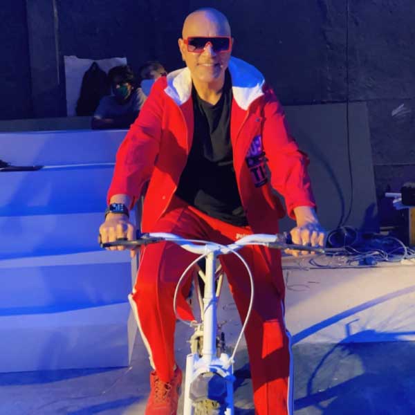 গানের পাশাপাশি অভিনয় করতেও শুরু করেন বাবা। ১৯৯৮ সালে মুক্তিপ্রাপ্ত ‘মিস ৪২০’ ছবিতে অভিনয়ের সুযোগ পান তিনি। এ ছাড়াও তামিল এবং তেলুগু ছবিতেও অভিনয় করেছেন তিনি।