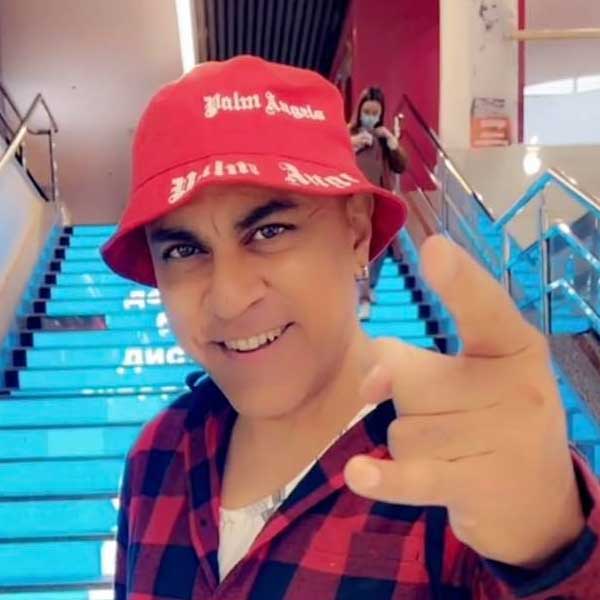 অন্ধকার জগৎ থেকে মাঝেমধ্যেই প্রাণনাশের হুমকি পেতেন বাবা। প্রথম দিকে তেমন পাত্তা দেননি। ১৯৯৭ সালে মুম্বইয়ের একটি মন্দির থেকে বেরনোর সময় সঙ্গীত নির্মাতা গুলশন কুমারকে হত্যা করা হয়। এই ঘটনায় ভয় পেয়ে যান বাবা।