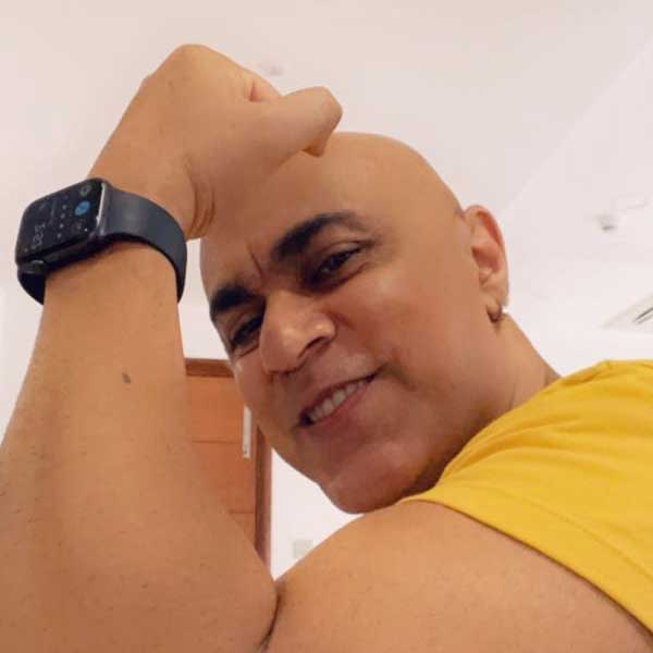 গান করে যা উপার্জন করেছিলেন, সর্বস্ব নিয়ে দেশ ছেড়ে সিঙ্গাপুরে চলে যান বাবা। সেখানে গিয়ে নিজের উপার্জনের পুরোটাই বিনিয়োগ করে দেন তিনি। বাবা ভেবেছিলেন, বিনিয়োগ করার ফলে আরও উপার্জন করতে পারবেন তিনি। কিন্তু তিনি ব্যর্থ হন।