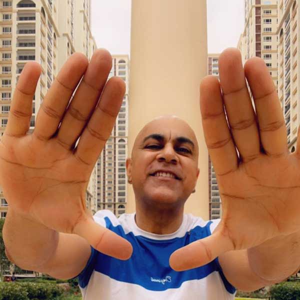 দেউলিয়া হয়ে যাওয়ার পর বাধ্য হয়ে সিঙ্গাপুর ছেড়ে ভারত চলে আসেন বাবা। একটি মিউজ়িক শোয়ে কাজ করার প্রস্তাব পান তিনি। জাভেদ জাফরির সঙ্গে সেই শোয়ে কাজও করেন বাবা।