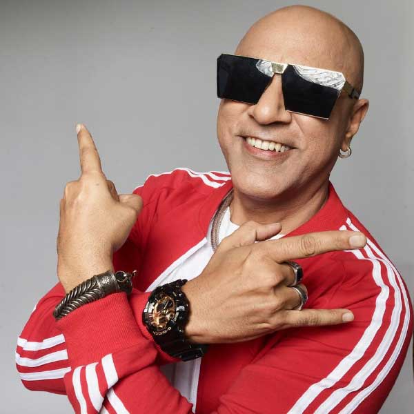 ২০০৯ সালে একটি হিন্দি ধারাবাহিকের শুটিং চলাকালীন এক মহিলার সঙ্গে আলাপ হয় তাঁর। বাবার চেয়ে বয়সে অনেকটাই ছোট ছিলেন তিনি। তাঁর সঙ্গে বিবাহ-বহির্ভূত সম্পর্কে জড়িয়ে পড়েন বাবা। অঞ্জুর সঙ্গে বিবাহবিচ্ছেদও হয়ে যায় বাবার। প্রেমিকার সঙ্গে একত্রবাস করতে শুরু করেন তিনি।