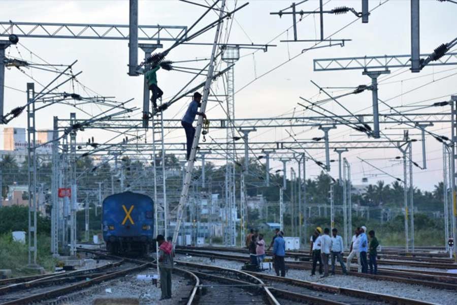 Rail Service disrupted in Howrah-New Delhi rail route as 6 people charred to death near Dhanbad while working in high voltage line dgtld 