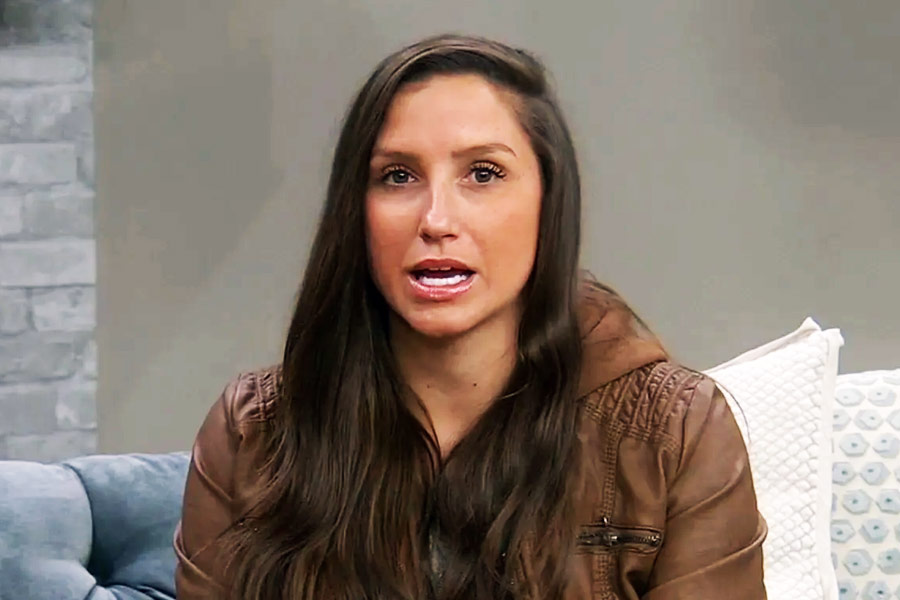 বছরখানেক আগে বাবাকে হারিয়েছে তাঁর তিন নাবালক সন্তান। তারা যাতে বাবার মৃত্যুশোক সামলাতে পারে, সে উপায় জানিয়ে বই লিখেছিলেন স্বামীহারা যুবতীটি। বইটি উৎসর্গও করেন স্বামীকে। তবে  স্বামীকেই খুনের অভিযোগে চলতি মাসের গো়ড়ায় ওই যুবতীকে গ্রেফতার করেছে পুলিশ।