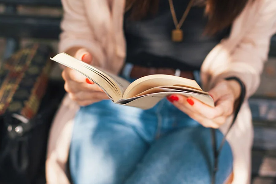 কোরির বিরুদ্ধে খুনের অভিযোগ ওঠার পর তাঁর লেখা বইটি অনলাইন থেকে সরিয়ে নেওয়া হয়েছে বলে দাবি। ওই বইয়ে দাবি করা হয়েছিল, প্রিয়জনের মৃত্যুর পর জীবনে শূন্যতা থাকলেও তাঁদের অস্তিত্ব রয়ে যায়। তাঁরা সবর্দা সঙ্গে থেকে যান।