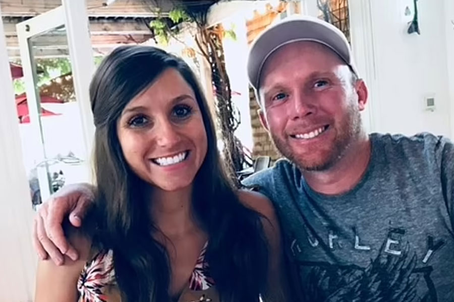 স্বামী এরিককে বইটি উৎসর্গ করে কোরি লিখেছিলেন, ‘‘আমার অসাধারণ স্বামী এবং এক জন অনন্য বাবাকে... ’’। এমনকি, ফেসবুকে ‘সুখী দম্পতি’র ছবি দিয়ে হ্যাশটাগ দিয়ে লিখেছিলেন, ‘‘ঘরে ফিরে এসো।’’