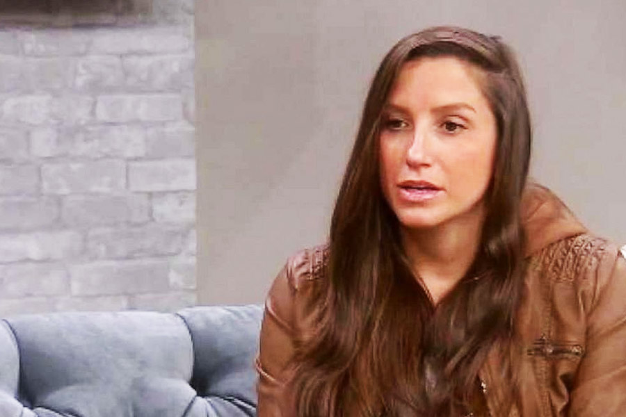 এরিকের ‘মৃত্যুর’ পর বই লেখা ছাড়াও গত মাসে স্থানীয় টেলিভিশনে সাক্ষাৎকার দিতে গিয়েও ‘শোকতপ্ত’ কোরিকে দেখা গিয়েছে। 