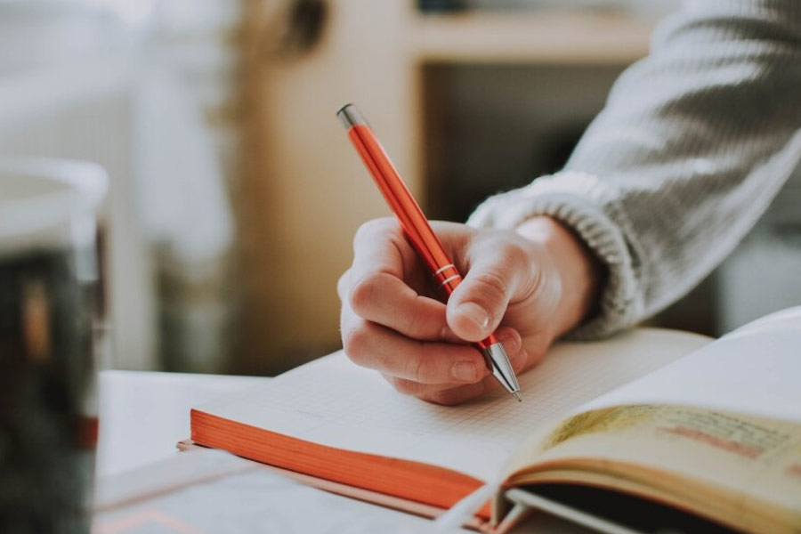 কোরি আরও বলেছিলেন, ‘‘বছরভর শোকের আবহে যে অনুভূতি হয়েছে, সেসব নিয়েই এ বই লিখেছি। বলতে পারেন, আমার পাশাপাশি সন্তানেরাও এ বইয়ের লেখক। আশা করি, এ থেকে অন্যেরাও কিছুটা সান্ত্বনা পাবে।’’