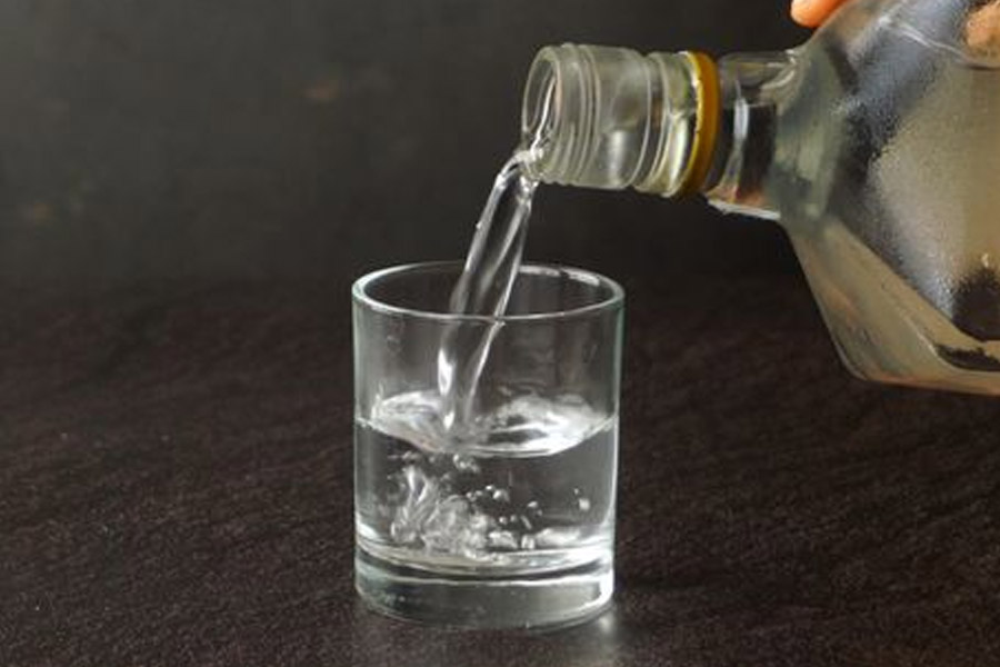 কোরির দাবি ছিল, ওই রাতে এরিকের সঙ্গে মিলে ভদকা পান করেছিলেন তিনি। এর পর স্বামীর পাশে ঘুমোননি তিনি। বরং ছেলে দুঃস্বপ্ন দেখায় তাকে সান্ত্বনা দিতে তার ঘরেই ছিলেন। রাত ৩টের সময় ঘুম ভেঙে শোয়ার ঘরে এসে দেখেন এরিক মেঝেয় পড়ে রয়েছেন। সে সময় এরিকের শরীর অস্বাভাবিক ঠান্ডা ছিল বলে পুলিশে খবর দেন।