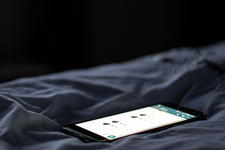 তদন্তকারীদের কাছে কোরির আরও দাবি ছিল, নিজের মোবাইলটি শোয়ার ঘরেই রেখে এসেছিলেন ওই রাতে। তবে সেটি খতিয়ে দেখে পুলিশ জানতে পারে, রাতে যে কয়েক ঘণ্টা সন্তানের ঘরে ছিলেন বলে দাবি করেছিলেন কোরি, ওই সময়ের মধ্যে তাঁর মোবাইলটি বার বার ‘আনলক’ করা হয়েছে। এমনকি, টেক্সট মেসেজ দেখা এবং তা মুছেও ফেলা হয়। এর পরেই পুলিশের সন্দেহের তালিকায় ঢুকে পড়েন কোরি।