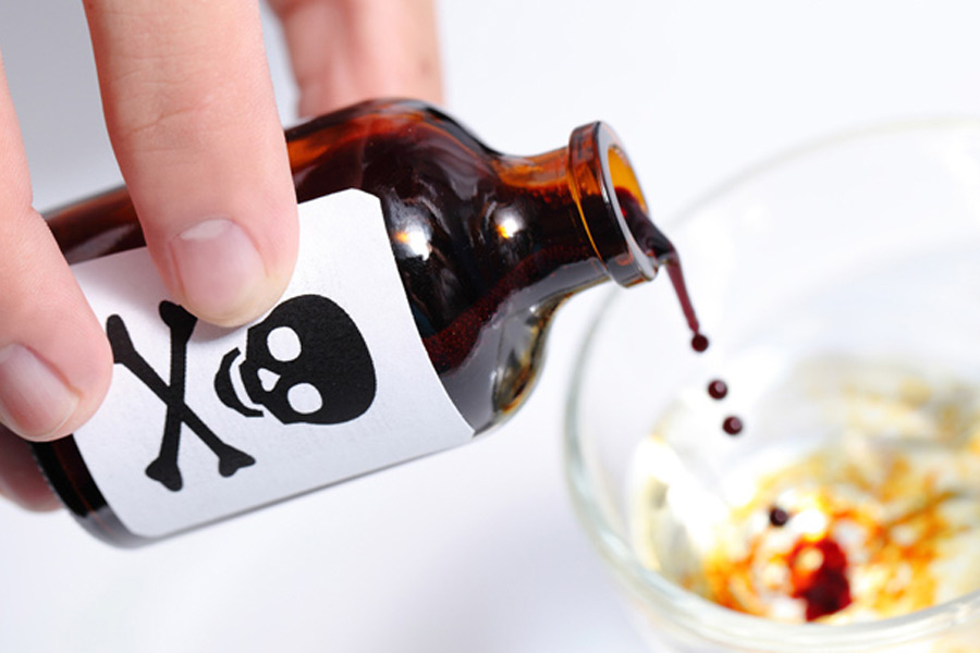 এরিকের মৃত্যুর সময় দম্পতির বাড়িতে কেবলমাত্র তাঁদের ৩ সন্তান এবং কোরি ছিলেন। পুলিশের দাবি, মৃত্যুর আগের মাসে এক ঘনিষ্ঠকে এরিক জানিয়েছিলেন, ভ্যালেন্টাইন্স ডে-তে রাতের খাবারের সঙ্গে বিষ মিশিয়ে তাঁকে খুন করার চেষ্টা করেছেন স্ত্রী।