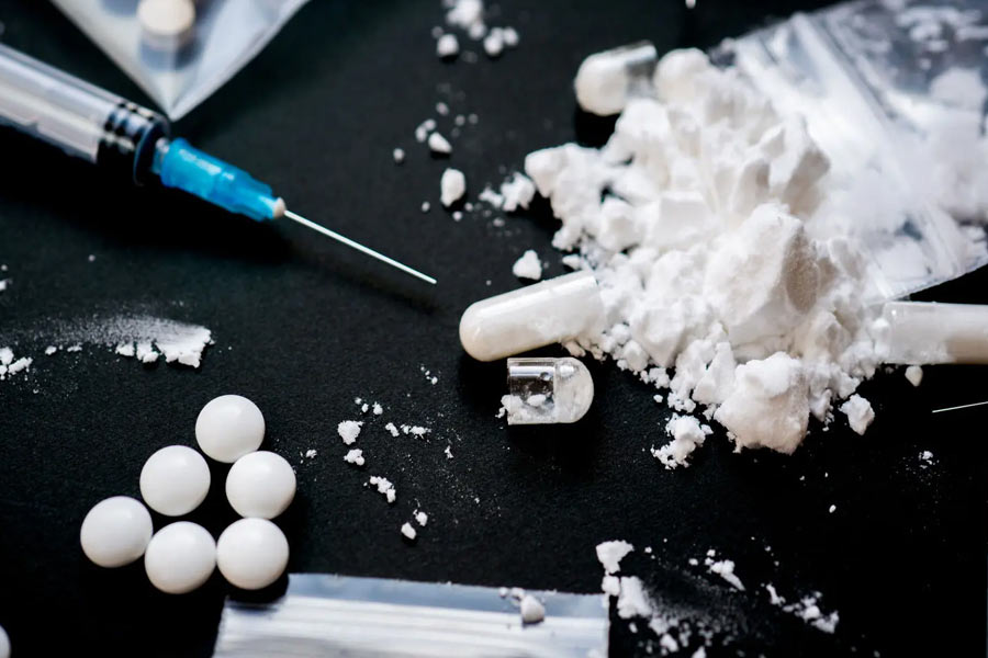 পুলিশের আরও দাবি, চেনাজানা এক মাদক কারবারির কাছ থেকে ১৫ থেকে ৩০টি ফেন্টানাইল ট্যাবলেট কিনেছিলেন কোরি। সে জন্য তাঁকে ৯০০ ডলার দিয়েছিলেন। এক ৩ দিন পরেই ওই ভ্যালেন্টাইন্স ডে-র পরের দিন অসুস্থ হয়ে পড়েন এরিক।