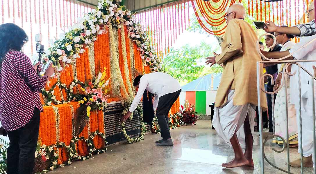 Abhishek Banerjee paying respect to the Martyr\'s stone at Chechua