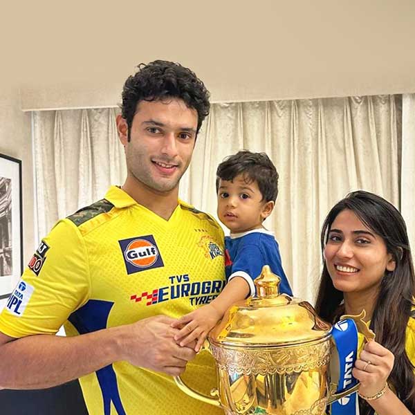 Image of Shivam Dube with his family