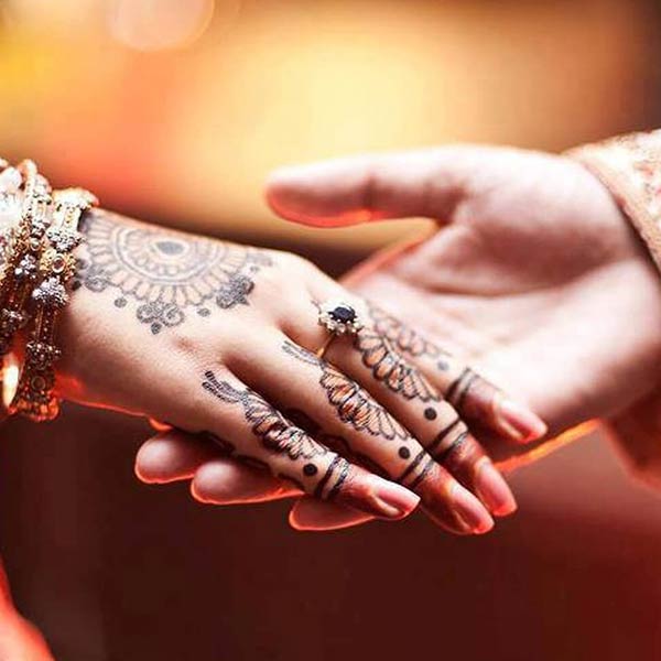 ১৯৯৭ সালে ইরম হুসেন খান নামে এক পোশাকশিল্পীকে বিয়ে করেন আব্বাস। বিয়ের পর নিজস্ব সংস্থা খোলেন ইরম। এমনকি, তামিল ছবিতে পোশাকশিল্পী হিসাবে কাজও করেছেন ইরম। দক্ষিণী অভিনেতা আর মাধবনের স্ত্রী সরিতার সঙ্গেও পোশাকের ডিজাইন বানিয়েছেন তিনি।