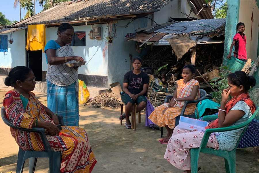 বাগানে কাজের সময় ফুলহৃদা শুনতেন, তাঁর মতো অংসখ্য মেয়ে গ্রামে-গ্রামান্তরে রয়েছেন, যাঁরা মুখ বুজে ঘরে স্বামীর অত্যাচার মেনে নিয়েই বেঁচে রয়েছেন।