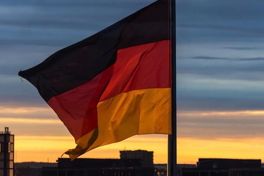 আকারে ছোট হলেও জার্মানি বিশ্বের চতুর্থ বৃহত্তম অর্থনীতি। ২০২৩ সালের পরিসংখ্যানের দিকে নজর রাখলে দেখা যাচ্ছে, এই দেশের অর্থনীতি মন্দার ইঙ্গিত দিচ্ছে। 