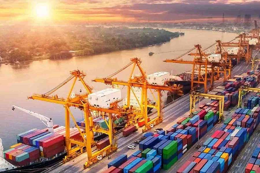 চলতি বছরের শুরুতে জার্মানির জিডিপি পৌঁছে যায় ০.৩ শতাংশে। তার আগে গত বছরের শেষ দিকে জিডিপিতে ০.৫ শতাংশ পতন হয়েছিল এই দেশে। এর ফলে সে দেশে বহু মানুষ চাকরি হারাতে পারেন বলেও মনে করা হচ্ছে।