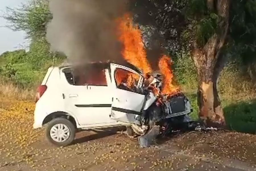 four including newly wed couple burnt alive in Madhya Pradesh car crash 